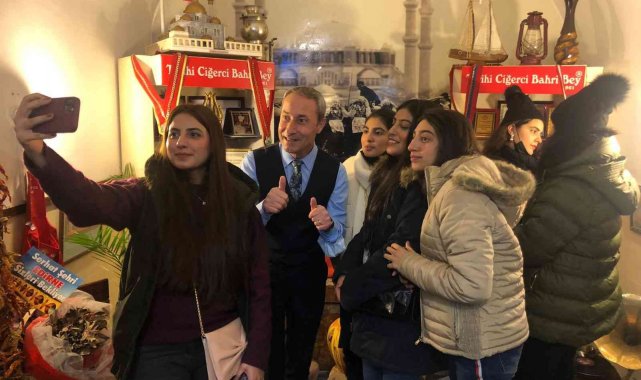 Pakistanlı öğrenciler ilk kez yedikleri tava ciğere hayran kaldı