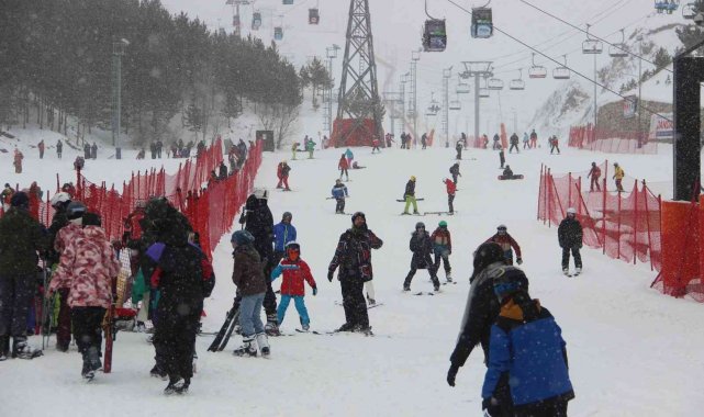 Palandöken'de düşe kalka kayak keyfi