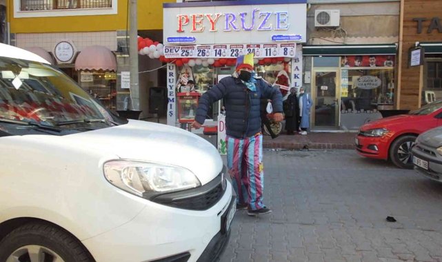 Palyaço hareket halindeki araçların arasında gösteri yaptı, vatandaşların yüreği ağzına geldi