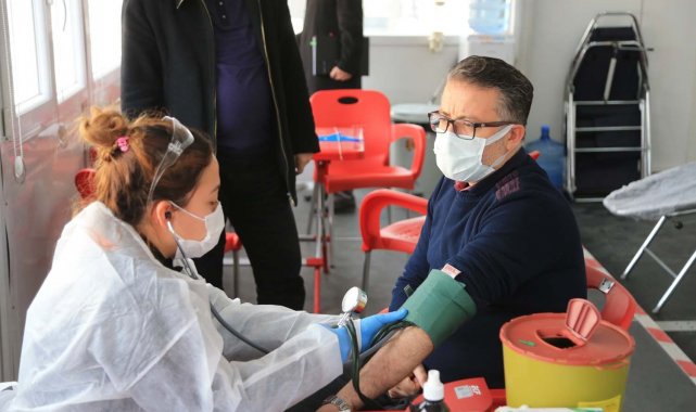 Pamukkale Belediyesi personelinden Kızılay'a destek