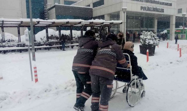 Pamukkale'de mahsur kalanlara belediye yardım etti