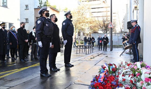 Paris'te Charlie Hebdo terör saldırısı kurbanları anıldı