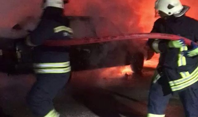 Park halindeki otomobil alev aldı