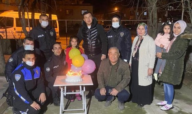 Pastanın üzerinde polis babasının fotoğrafını gören Mira, gözyaşlarını tutamadı