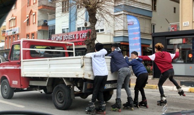 Patenli gençlerin müzik eşliğinde ölümle dansı