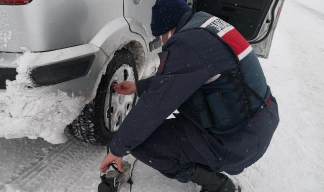 Patlayan araç lastiğini jandarma tamir etti