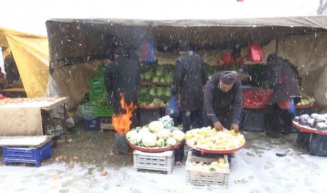 Pazarcı esnafının dondurucu soğukta zorlu ekmek mücadelesi