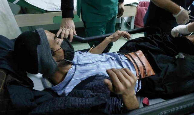 Pazarda bıçaklı saldırıya uğrayan seyyar satıcı hastanelik oldu