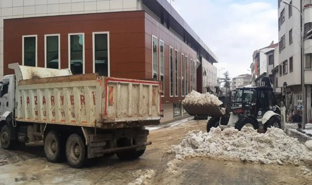 Pazaryeri&#039;nde halk pazarında kar temizleme çalışması yapıldı