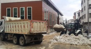 Pazaryeri'nde halk pazarında kar temizleme çalışması yapıldı