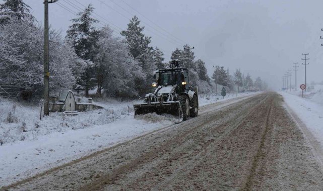 Pazaryeri&#039;nde karla mücadele çalışmalarına devam ediyor
