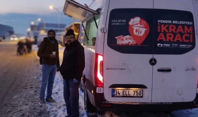 Pendik Belediyesi ekipleri İstanbul-Ankara TEM otoyolu trafiğinde mahsur kalan sürücülere çay ve çorba ikram etti
