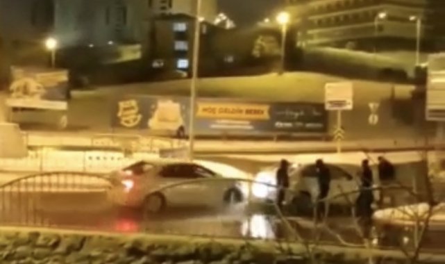 Pendik'de otomobil buz tutan yolda park halindeki araca çarptı: 4 kişinin ölümden döndüğü kaza kamerada