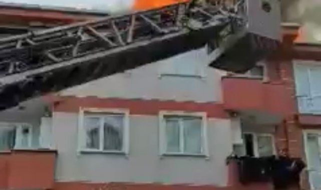 Pendik'te 5 katlı binanın çatısı alev alev yandı