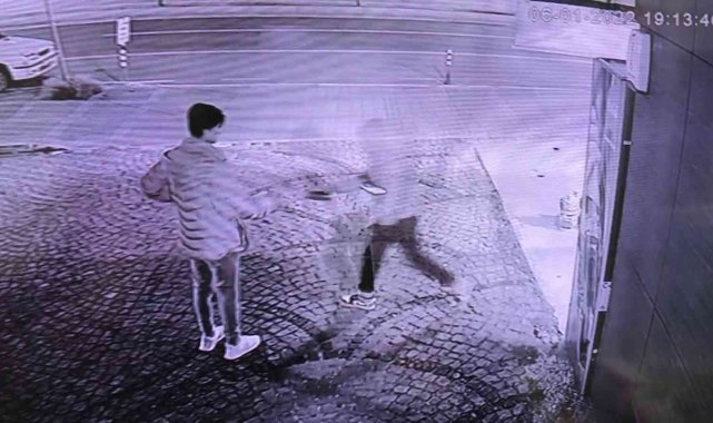 Pendik'te çocukların enerji içeceği hırsızlığı kamerada