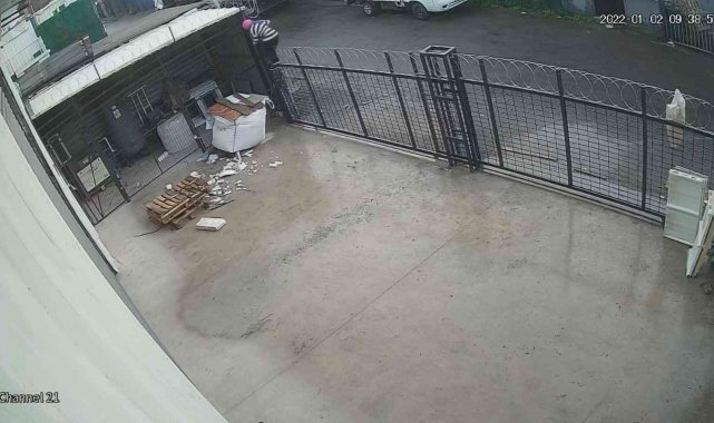 Pendik&#039;te dikenli tellerin üzerinden atlayıp hırsızlık yapan kadın pes dedirtti
