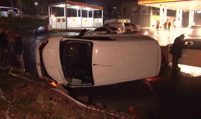 Pendik'te virajı alamayan araç refüje çıkıp takla attı: 1 yaralı