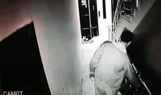 Pes dedirten bisiklet hırsızlığı güvenlik kamerasında