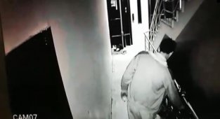 Pes dedirten bisiklet hırsızlığı güvenlik kamerasında