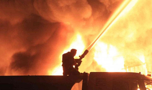 Plastik fabrikasında çıkan yangın kontrol altına alındı