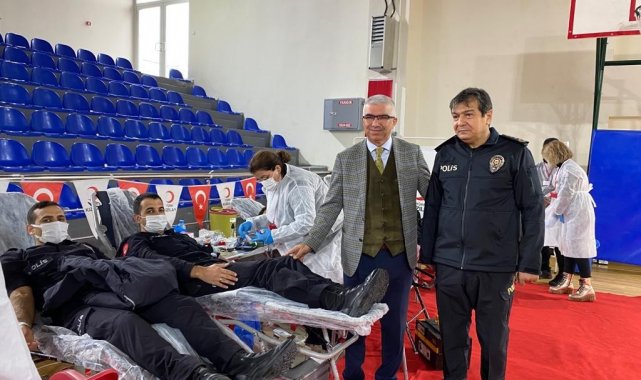 Polis adayları Kızılay'a kan bağışladı