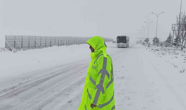 Polis ekipleri karayolunda sürücüleri uyardı