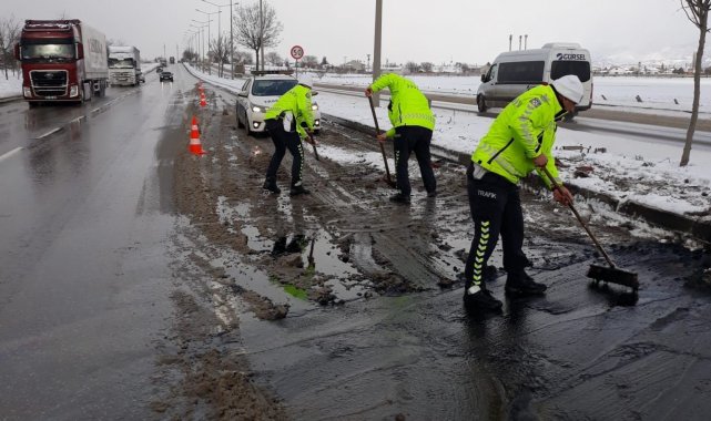 Polis ekipleri kazaların önüne geçmek için kolları sıvadı