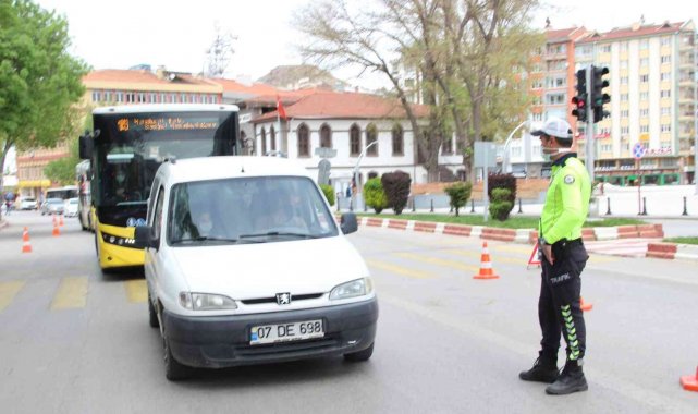 Polis kurallara uymayan sürücülere ceza yazdı