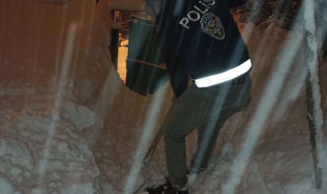 Polis, yaşlı çiftin ihtiyaçlarını karşılayarak yolunu temizledi