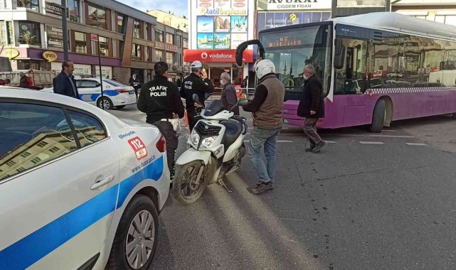 Polisi gören yayaya yol verdi