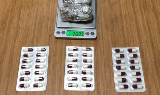 Polisi görüp kaçmaya çalıştı, attığı poşetten uyuşturucu çıktı