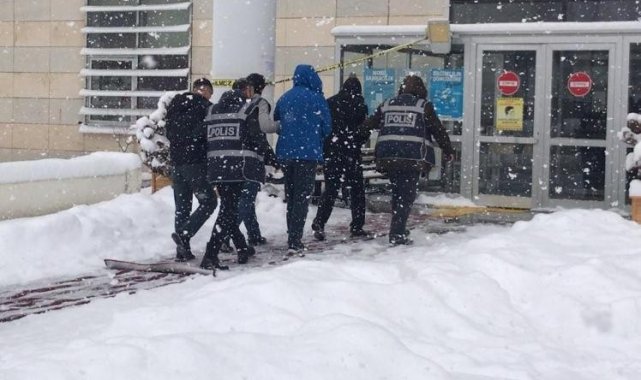 Polisi karşılarında görünce ellerindeki televizyonu bırakıp kaçmaya çalıştılar