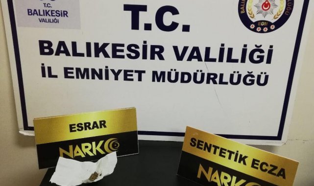 Polisin durdurduğu araçta uyuşturucu ile yakalanan 2 kişi gözaltına alındı