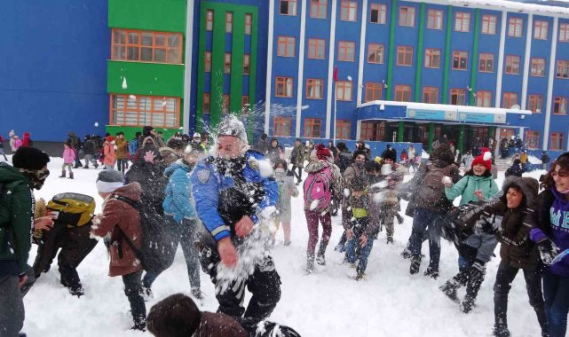 Polislerle öğrencilerin kar topu savaşı