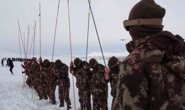 Polisten zorlu arazide nefes kesen çığ tatbikatı