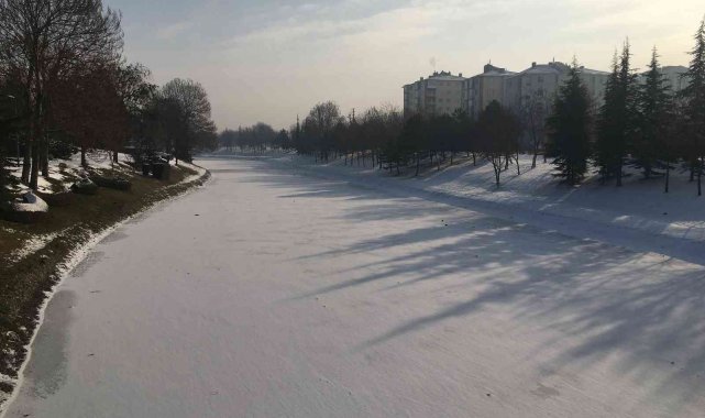 Porsuk Çayı beyaz örtüyle kaplandı