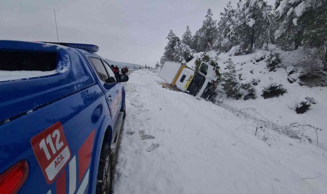 PTT kargo kamyonu yoldan çıkarak devrildi