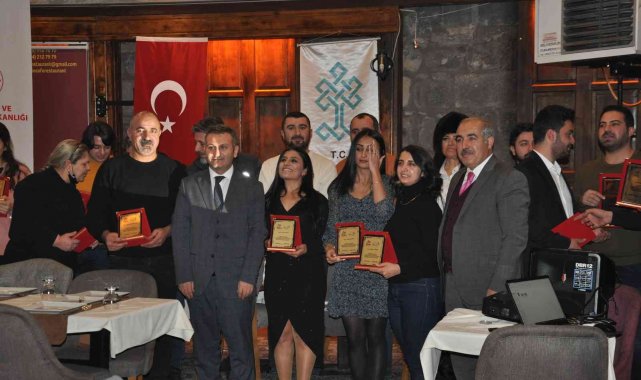 "Kars için söyle" ekibine plaket verildi