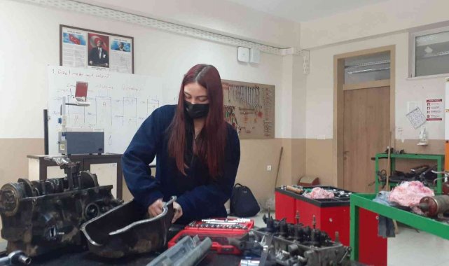 "Yapamazsın" diyenlere inat motor bölümüne kayıt yaptıran ilk kız öğrenci oldu