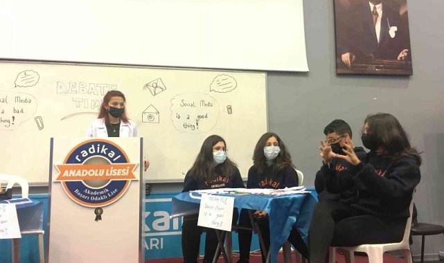 Radikal Eğitim Kurumlarında öğrenciler İngilizce münazara etkinliğinde buluştu