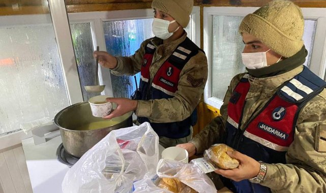 Refahiye jandarmadan kar nedeniyle yolda bekleyenlere çorba ikramı