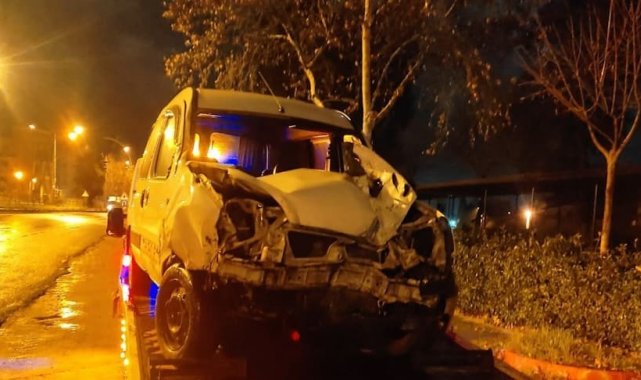 Refüje çarpan sürücünün karnına demir saplandı