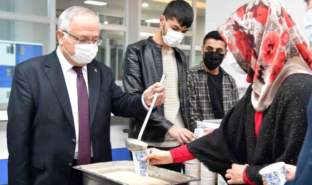 Rektör Ak, sınav öncesi öğrencilerle biraraya geldi.
