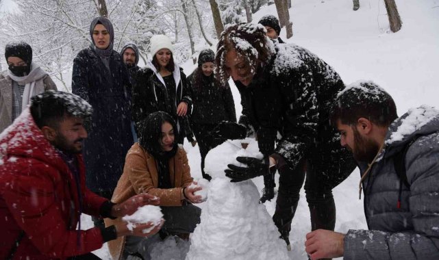 Rektör Çakar öğrencilerle kardan adam yaptı