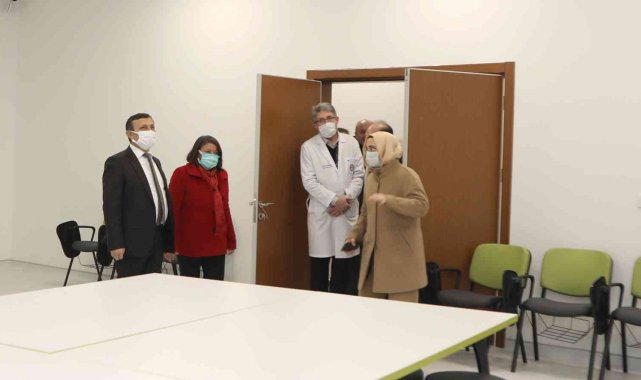Rektör Çalış, tıp fakültesi merkezi derslikler binasında incelemede bulundu