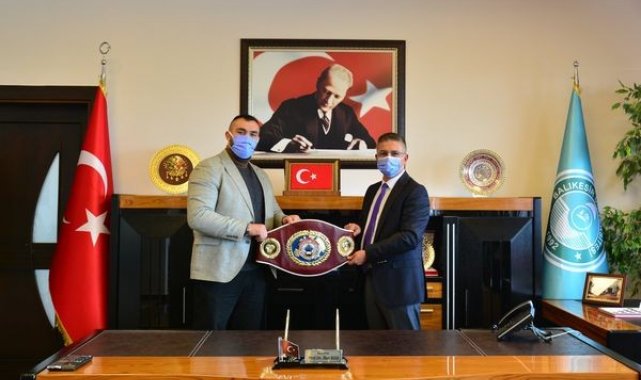 Rektör İlter Kuş'tan şampiyon boksör Demirezen'e tebrik