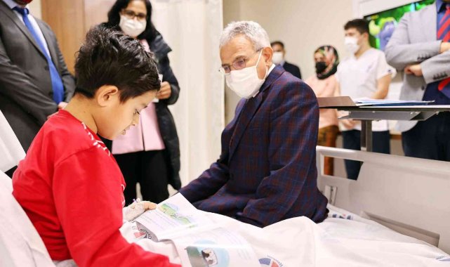 Rektör Özaydın hasta çocuklara kitap dağıtarak moral verdi