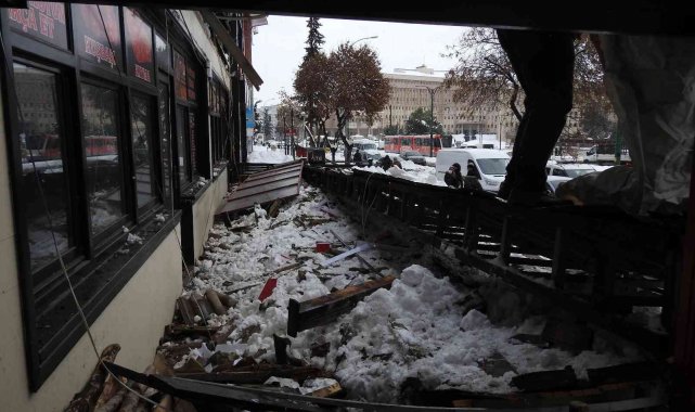 Restoran çatısının çökme anı kamerada