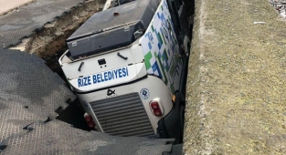 Rize’de yol yarıldı, araç içerisine düştü