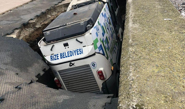 Rize’de yol yarıldı, araç içerisine düştü